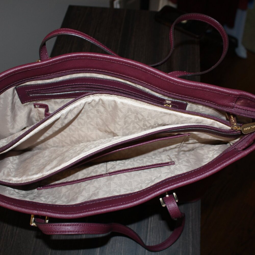 MICHAEL KORS JET SETTER (BURGUNDY) - Picture 6 of 8